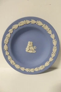 WEDGWOOD JASPERWARE BLUE PLATE DISH CLASSICAL PUTTI CHERUBS OLIVE LEAF - Picture 1 of 6