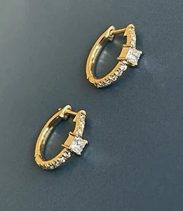 Pendientes de diamantes Cervin Blanc de oro amarillo de 18 quilates en aros de princesa Huggies de 0,40 quilates - Imagen 1 de 18