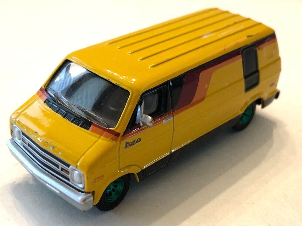 Dodge B100 1976 Greenlight Green Machine amarillo con ruedas verdes Foto 1 de 4