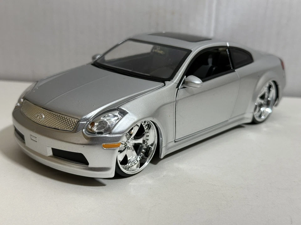 COCHE MODELO DIECAST JADA DUB INFINITI G35 PLATA PERLA 1:24 NUEVO SIN CAJA Foto 1 de 4