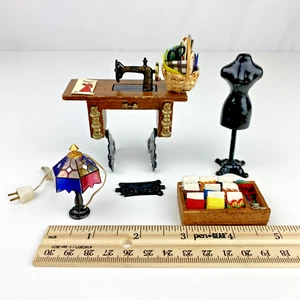 Miniatur Puppenhaus Möbel Nähzimmer Begriffe Korb Lampe Singer Maschine Vintage - Bild 1 von 20