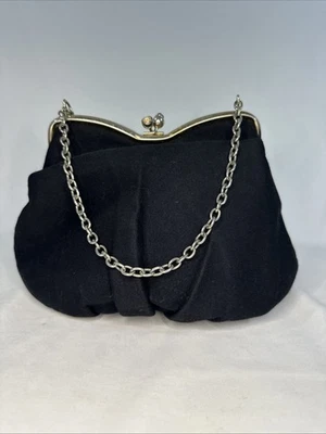 Bolso de mano vintage de terciopelo negro con cierre de beso de noche Foto 1 de 4