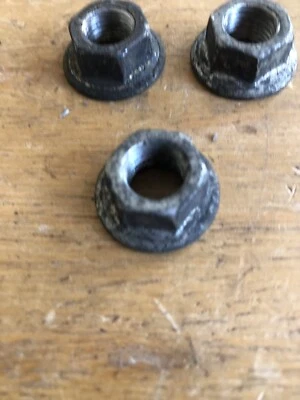 Porcas de montagem de transmissão 2005 Nissan Titan 5.6L 4x2 - Imagem 1 de 3