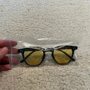 Gafas de sol Sllac estilo vintage marco negro lentes amarillas unisex UV400 - Imagen 1 de 4