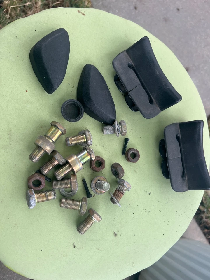 Herrajes para asiento y cinturón de seguridad BMW E30 OEM 4 puertas sedán Foto 1 de 1