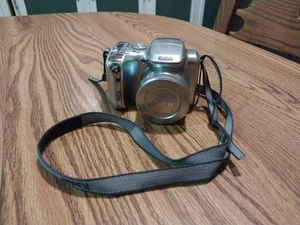 Kodak EasyShare Z612 Silver Built-In Flash 6.1MP 12X Optical Zoom Digital Camera - Picture 1 of 21