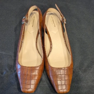 Tacón bajo Liz Claiborne Forbes marrón con relieve de cocodrilo Foto 1 de 4