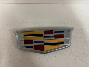 Cadillac Escalade 2015-24 emblema de parrilla delantera OEM 23182045 GM - Imagen 1 de 4