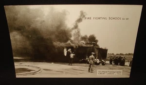 Vntg US Naval Training Center Great Lakes Illinois Fire Fighting School Postcard - Foto 1 di 4