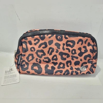 NUEVO CON ETIQUETAS NUEVO BOLSO CINTURÓN LULULEMON ESTAMPADO LEOPARDO EN TODAS PARTES 1L DESIERTO/NEGRO Foto 1 de 4