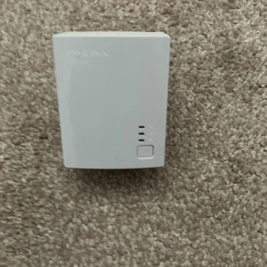 TP-Link TL-PA4010KIT AV600 Powerline Adapter (Single adapter) - Picture 1 of 3