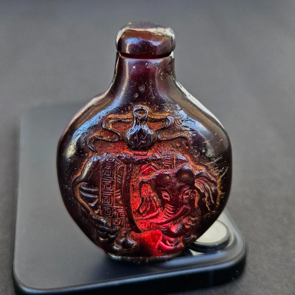 Botella de tabaco catalina tallada en baquelita ámbar cereza china de colección de los años 30 Foto 1 de 4