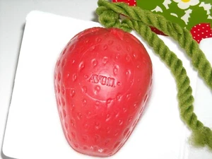 Jabón de ducha vintage Avon Strawberry Fair en una cuerda 5 oz nuevo stock antiguo 1976 - Imagen 1 de 4