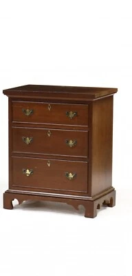 Середина 20-го века, красное дерево, три градуированных выдвижных ящика с бисером, на прямом бюстгальтере - Изображение 1 из 4