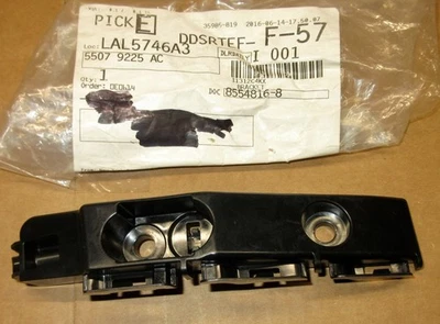 Suporte de para-choque dianteiro esquerdo Mopar 55079225AC 2011, 2012, 2013 Dodge Durango fabricante de equipamento original - Imagem 1 de 2