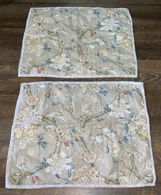 Juego de 2 fundas de almohada estándar Waverly Mudan acolchadas caqui florales pájaros. Foto 1 de 4