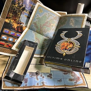 Ultima Online Origin PC Game Box Set con Spilla Mappa in Panno (1997) - No Gioco - Foto 1 di 18