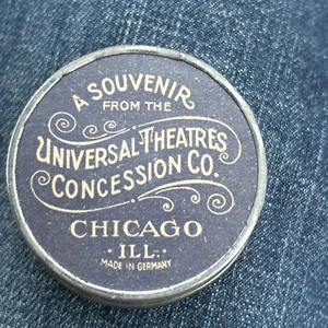 Universal Theatres Concession CO. CHICAGO, IL Souvenir Lata Elegante Dama con Sombrero - Imagen 1 de 4