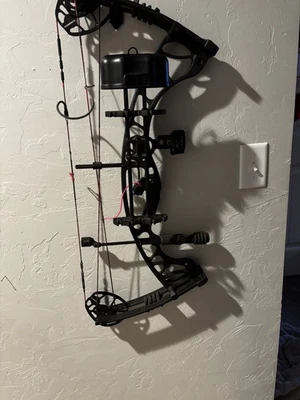 Arco Hoyt Torrex 60-70 lb, 26-30” comprimento de tração com muitos acessórios - Imagem 1 de 4