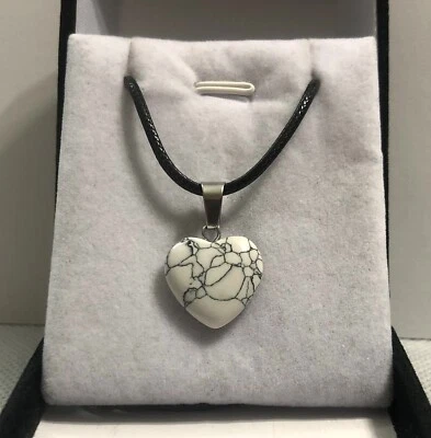 天然石材水晶心形吊坠项链黑色皮革蜡绳链 — 第 1/4 张图片