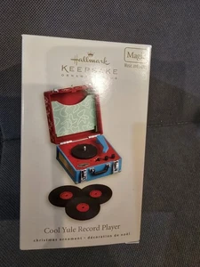 Hallmark Keepsake Ornament 2008 Cool Yule Record Player Magic Music Lights Works - Picture 1 of 1