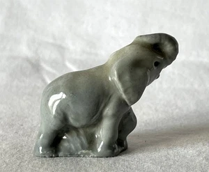 Estatuilla adorno vintage Wade Whimsies porcelana cerámica BABY ELEPHANT #23-915 - Imagen 1 de 7
