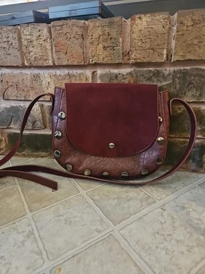 $90 Neiman Marcus Mujer Rojo Tachonado Magnético Viaje Bolso de Hombro Cartera Foto 1 de 4