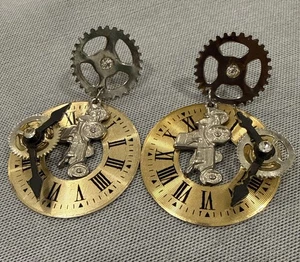 Vintage Steampunk-Stil Taschenuhr Zifferblatt Zahnrad und Auto Charm Ohrhänger 2". - Bild 1 von 10