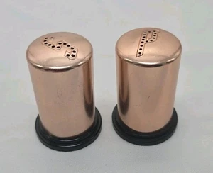 Salero y pimentero vintage color artesanal cobre pequeño ligero aluminio 2" - Imagen 1 de 4