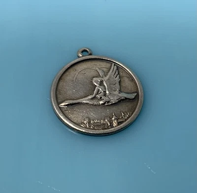 Colgante de plata esterlina vintage Nils Holgersson Riding Goose redondo Suecia Foto 1 de 4