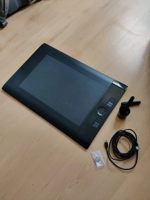 Wacom Intuos4 L (PTK-840) – Stift, Halter, Ersatzspitzen, OVP – top - Bild 1 von 4