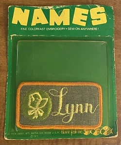Vintage 70er Jahre Lynn Namen zum Aufnähen farbecht bestickt Patch drei Fische neu aus altem Lagerbestand ungeöffnet - Bild 1 von 2