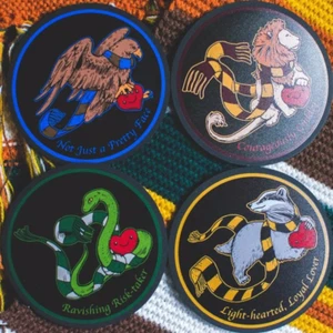 Geek Gear Magia Hogwarts Casas Mascotas San Valentín Rasgo Romántico Conjunto de Montaña Rusa - Imagen 1 de 3