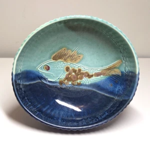 Myersart Studio Art Pottery ciotola piccolo piatto blu pesce verde firmato larghezza 7,25" - Foto 1 di 16