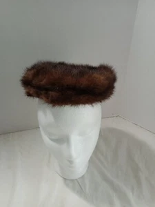 Vintage Damen Pillendose Pelzmütze Forecast Kaufmann's braun mit rosa Futter. - Bild 1 von 4