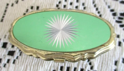 CAJA DE PASTILLAS OVALADA VINTAGE CON DISEÑO STARBURST VERDE 2 COMPARTIMENTOS -HONG KONG Foto 1 de 4