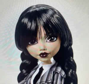 Monster High Wednesday Addams in Nevermore Academy Uniforme con Cosa - Imagen 1 de 12