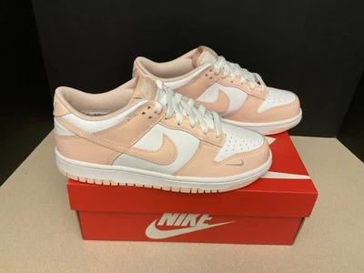 ¡Nuevo! Zapatos deportivos Nike Dunk bajos blancos/coral lavado. Juvenil 7Y. Mujer 8,5. Foto 1 de 4