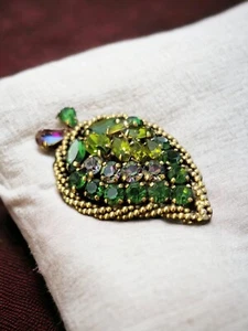 Vintage 60er Jahre weiße Brosche grün Strass vergoldet Seil Retro Träne Tropfen Boho - Bild 1 von 10