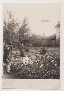 Kleines Mädchen pflückt Tulpen während ältere Schwester zuschaut antik Schnappschuss altes Foto - Bild 1 von 8