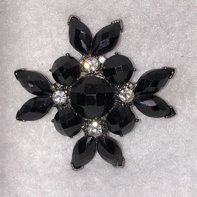 Broche Facetado Cruz Maltesa Liz Claiborne Piedras Negras con Estrás Transparente LC Foto 1 de 4