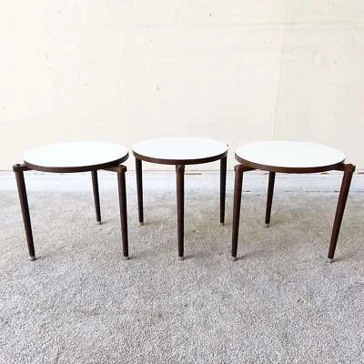 Mesas anidadoras circulares blancas modernas de mediados de siglo - Juego de 3 Foto 1 de 4