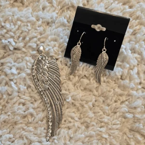 NWOT Angel Wing Pendant and Earrings - Imagen 1 de 6