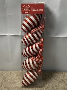WINTER WONDER FINIAL Ornamento Ovale Set di 5 Paillettes Rosso e Bianco 4,5” Natale - Foto 1 di 18