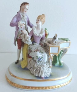 Vintage gemarkt Dresden, Germany Spitze Porzellan Figur Viktorianische Dame Pianistin - Bild 1 von 16