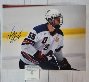 FOTO DE HOCKEY FIRMADA 11X14 NOAH HANIFIN CALGARY FLAMES CERTIFICADO DE AUTENTICIDAD ESTRELLA - Imagen 1 de 2