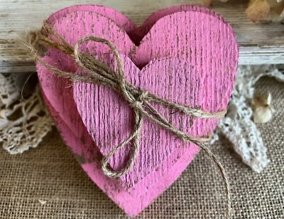 Juego de 3 CORAZONES de San Valentín Juego de 3 Bandejas de Madera Rústica Estante Sitters HP Foto 1 de 4