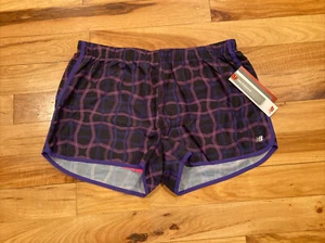 Pantaloncini corti donna rosa viola stampati New Balance $34 misura grande 32 nuovi con etichette - Foto 1 di 12