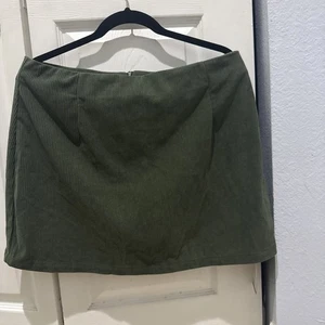 Halara Women's Corduroy Skits Size L Green NWT With Built In Shorts - Picture 1 of 4