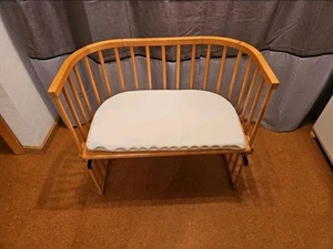 Baby Beistellbett aus Holz mit Babybaymatratze und Bettlaken - Bild 1 von 2